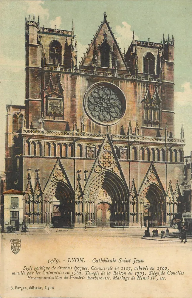 LYON - Catedral de São João — Estilo gótico de diversas épocas. Iniciada em 1107, concluída em 1500, mutilada pelos Calvinistas em 1562, Templo da Razão em 1793, Sede de Concílios, Excomunhão de Frederico Barba-Ruiva, Casamento de Henrique IV, etc. — S. Farges, editor, Lyon - Frente
