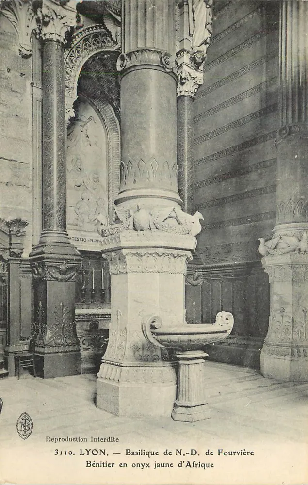 Fontäne aus gelbem Onyx aus Afrika — Basilika Notre-Dame de Fourvière — Lyon - Vorderseite