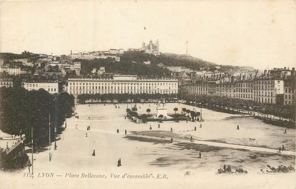 LYON — Place Bellecour, Vista geral — E.R. - Frente