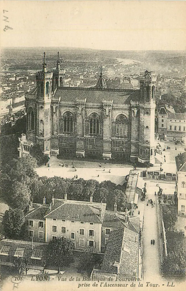 LYON - Ansicht der Basilika Fourvière - Aufnahme vom Turm-Aufzug - LL - Vorderseite