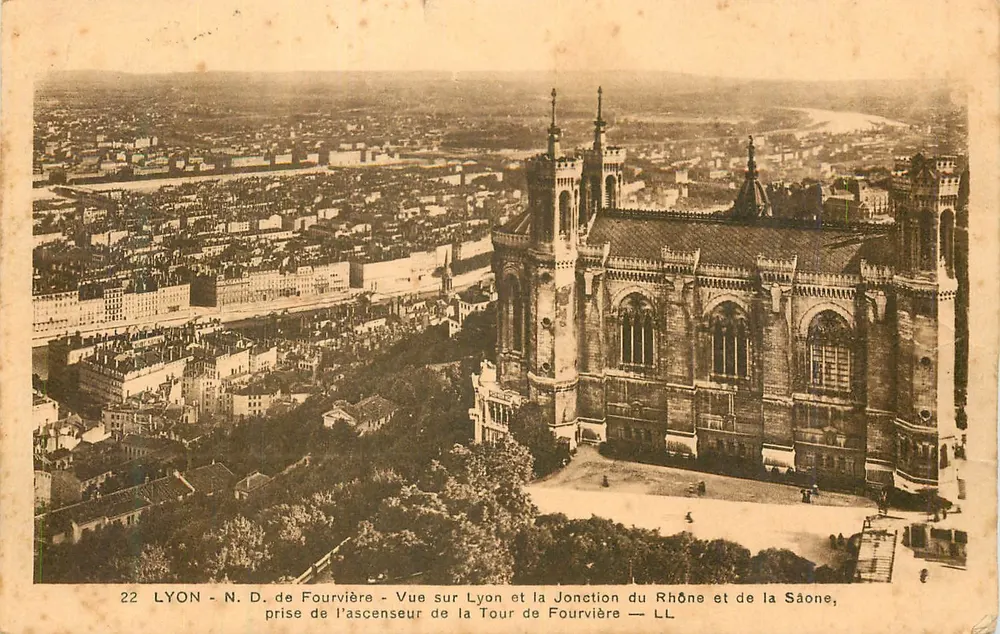 LYON - Nossa Senhora de Fourvière - Vista de Lyon e a confluência do Rio Ródano e do rio Saône, tirada do elevador da Torre de Fourvière — LL - Frente