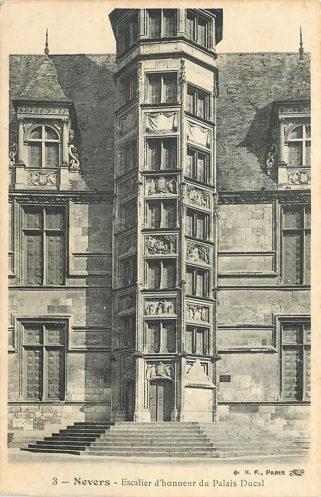 Nevers - Escada de honra do Palácio Ducal — B.F., Paris, n°3 - Frente