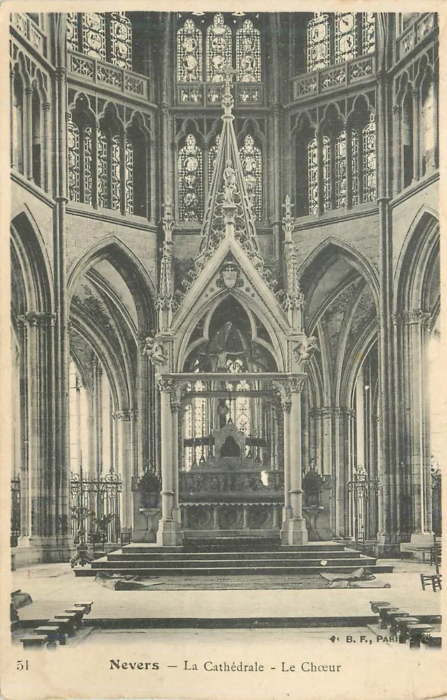 Nevers — A Catedral — O Coro - Frente