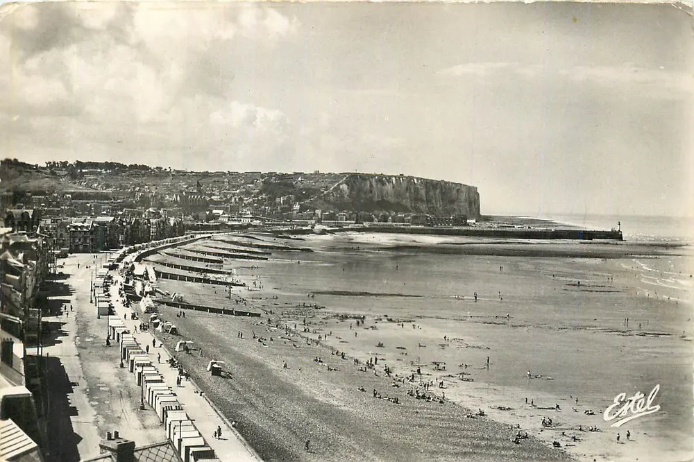 Allgemeiner Blick auf den Strand — Le Tréport im Hintergrund — Verlag Estel, Nr. 8488 - Vorderseite
