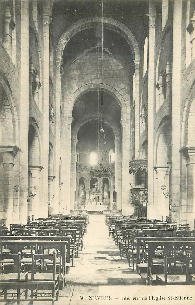 Nevers — Interior da Igreja de São Etienne — Edição da Rue N. - Frente
