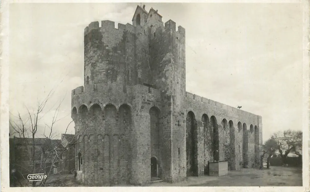 Igreja das Saintes-Maries-de-la-Mer — Arles-sur-Rhône — Photo George - Frente