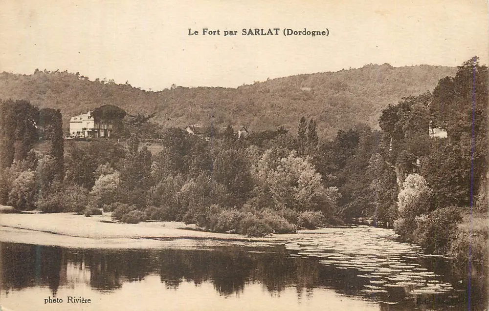 El Fuerte de SARLAT (Dordogne) — vista del fuerte y del río — foto Rivière - Anverso