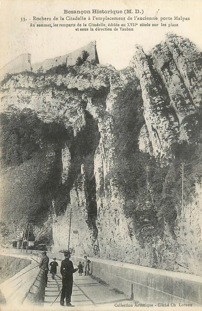 Rochers de la Citadelle à l'emplacement de l'ancienne porte Malpas — Besançon Historique (M.D.) — Cliché Ch. Leroux - Recto
