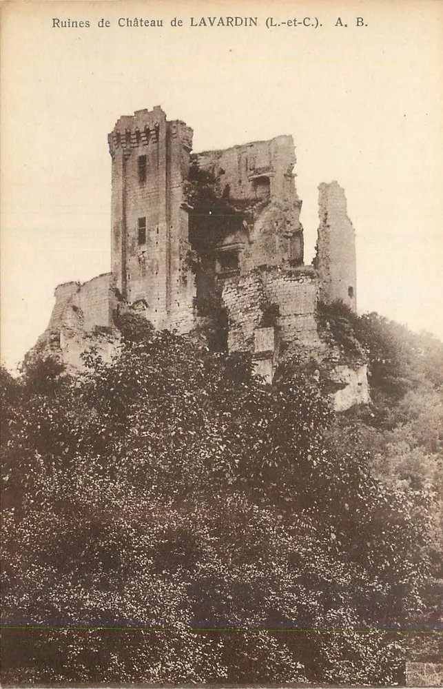Ruínas do Castelo de Lavardin (L.-et-C.) — A. B. - Frente