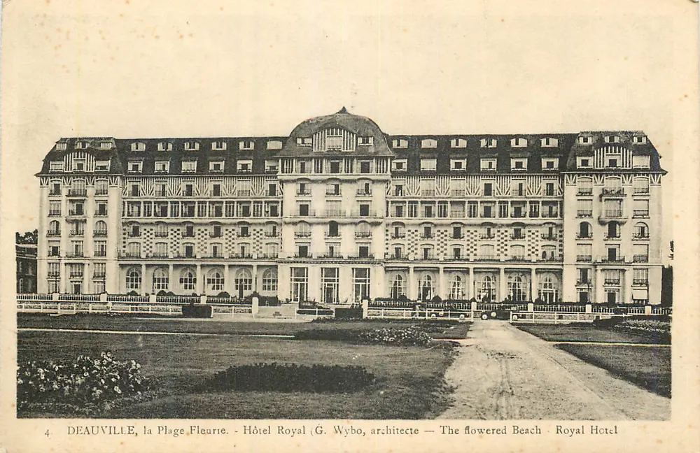 Deauville, a Praia das Flores — Hotel Royal (G. Wybo, arquiteto) - Frente