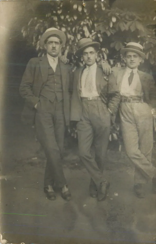 Três homens em traje — fundo vegetal — carta postal italiana - Frente