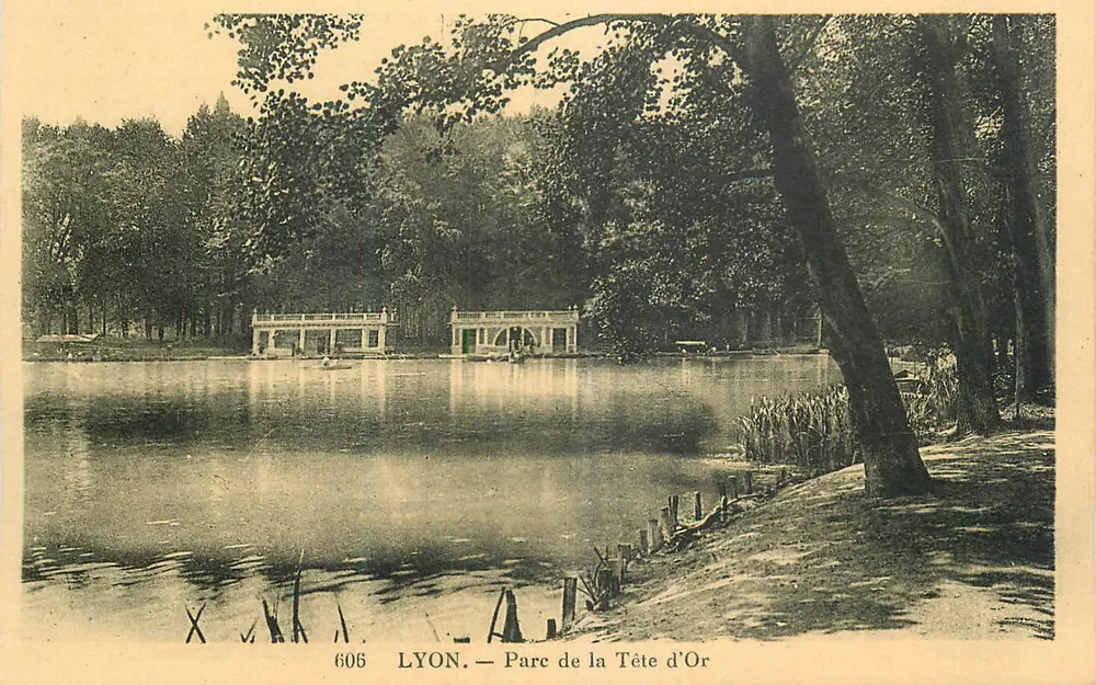 LYON — Parque da Tête d'Or — Vista do lago com pavilhões - Frente