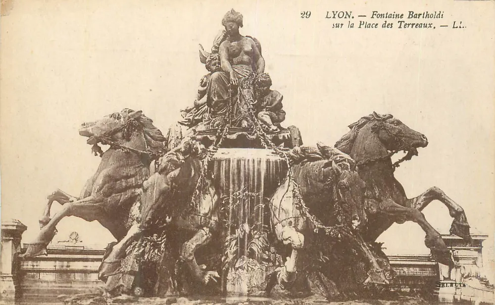 LYON — Fontäne Bartholdi auf der Place des Terreaux — L.I.. - Vorderseite