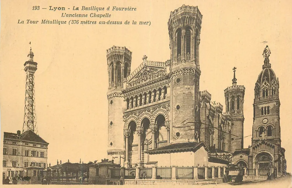 Lyon - A Basílica de Fourvière — A antiga Capela e A Torre Metálica (376 metros acima do nível do mar) — Editor: Unis-France - Frente