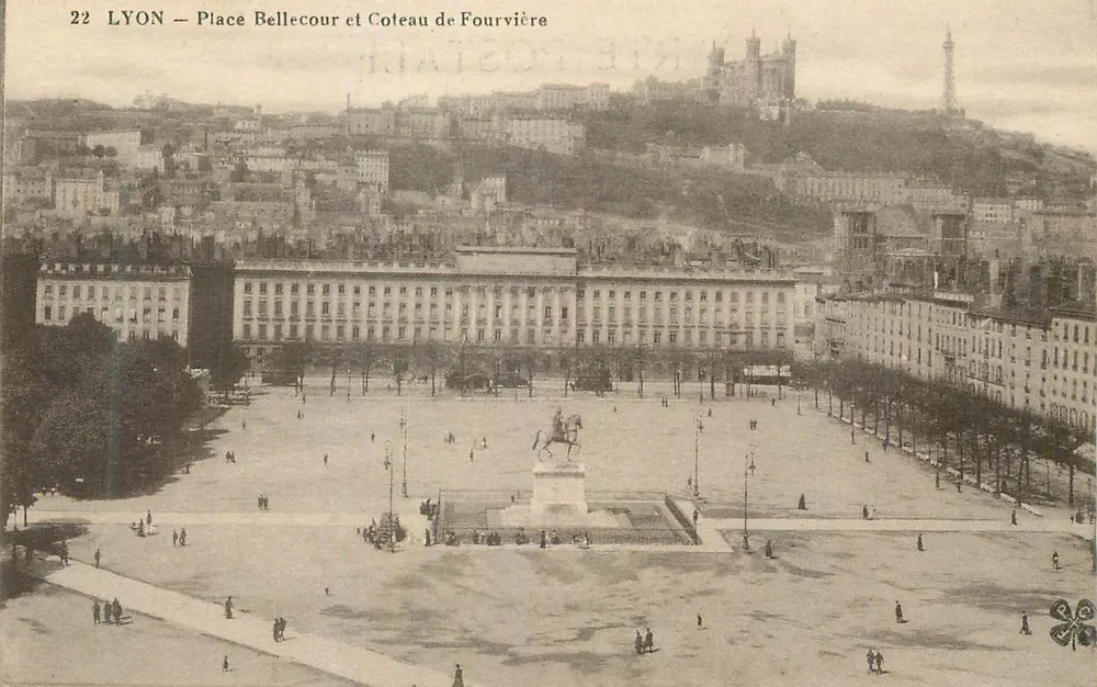 LYON — Place Bellecour et Coteau de Fourvière — éditeur inconnu, n° 22 - Recto