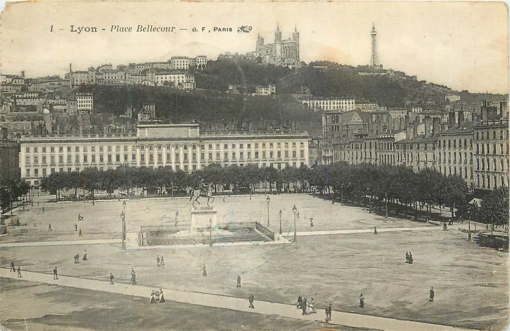 Lyon - Place Bellecour — vista panorâmica com o castelo de Saint-Just e a torre da Hora — B.F. Paris - Frente