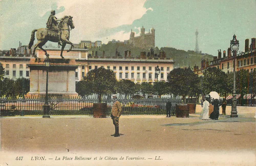LYON — Place Bellecour und der Côteau de Fourvière — LL. — Nr. 447 - Vorderseite