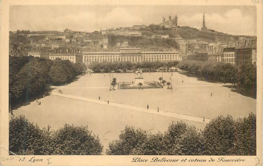 Place Bellecour et coteau de Fourvière — Lyon — Cie Alsacienne des Arts Photomecaniques - Recto