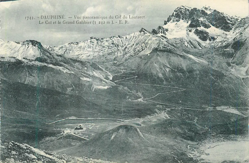 Dauphiné — Vue panoramique du Col du Lautaret et du Grand Galibier (3 242 m) — E. R. - Recto