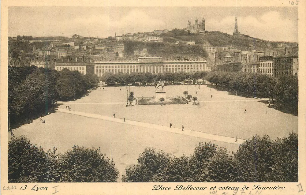 Place Bellecour et coteau de Fourvière — Lyon — Cie Alsacienne des Arts Photomécaniques, Strasbourg - Recto