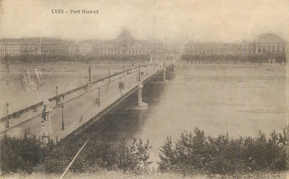 LYON - Pont Morand — vista do ponte sobre a Saône com edifícios no fundo - Frente