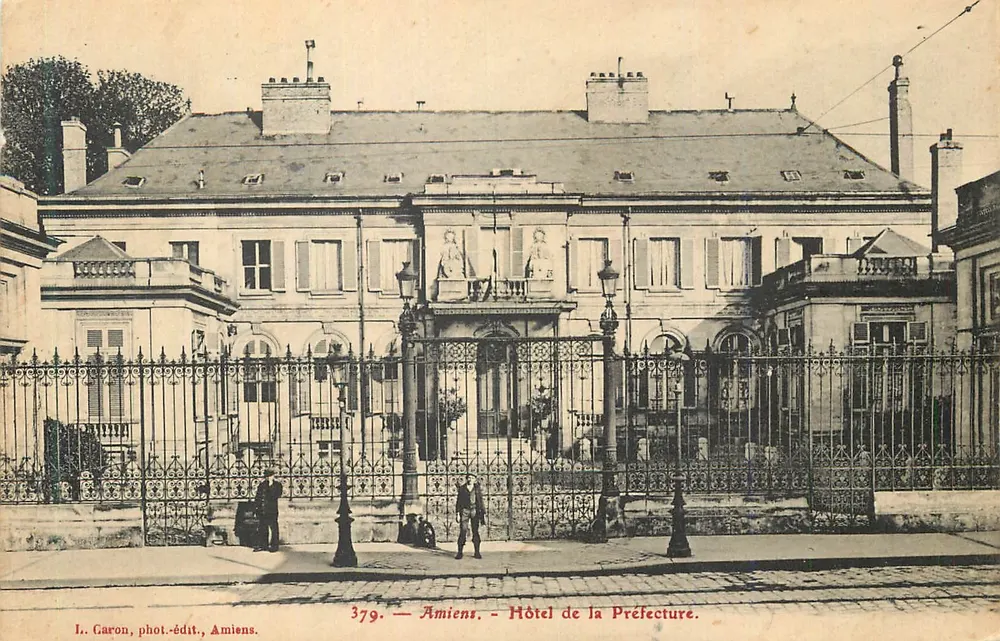 Amiens — Hotel da Prefeitura — I. Garon, fot.-edit., Amiens, n° 379 - Frente