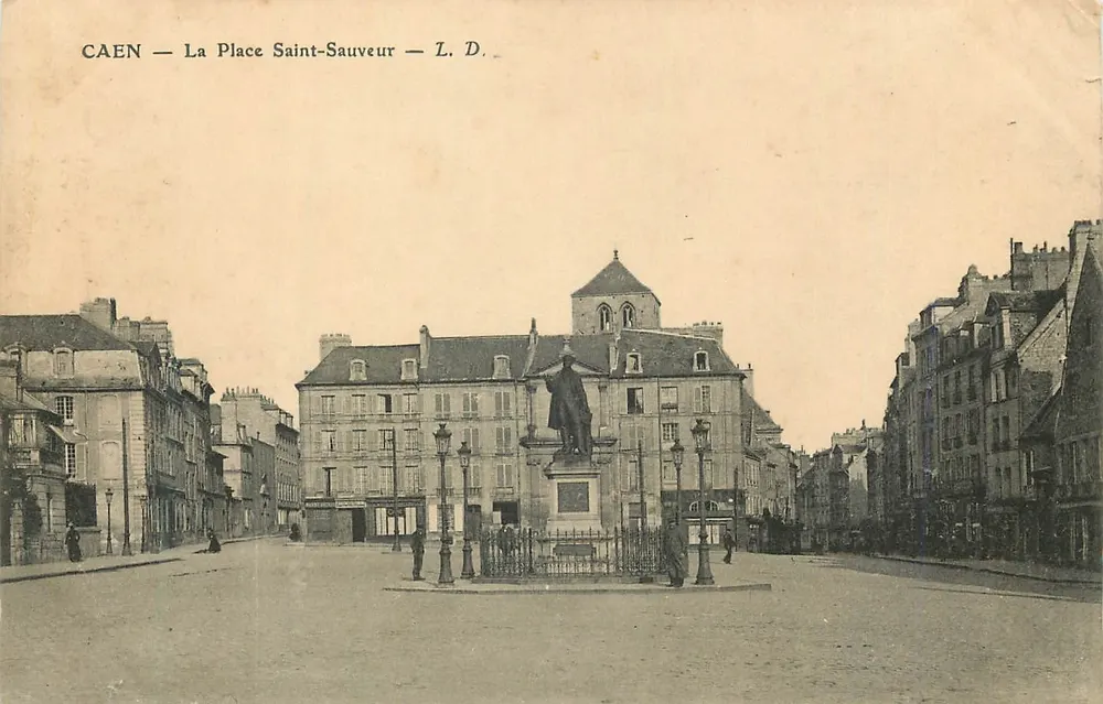 CAEN — A Praça Saint-Sauveur — L. D. - Frente