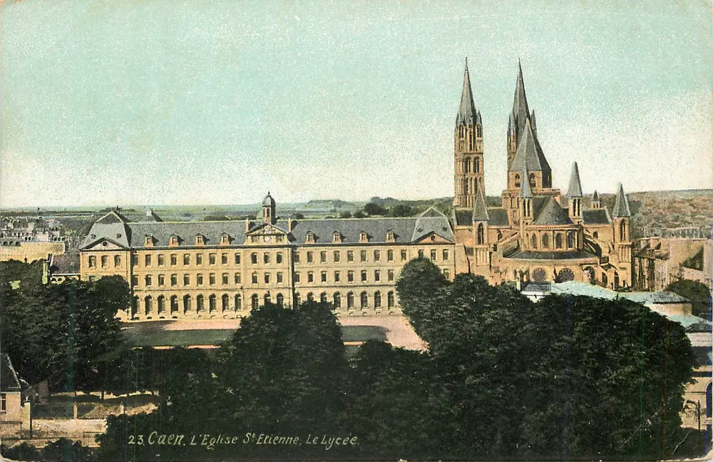 Caen. A Igreja de São Etienne, O Liceu - Frente