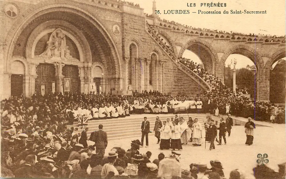 Lourdes — Procissão do Santo Sacramento — Editor Larenge, n°76 - Frente