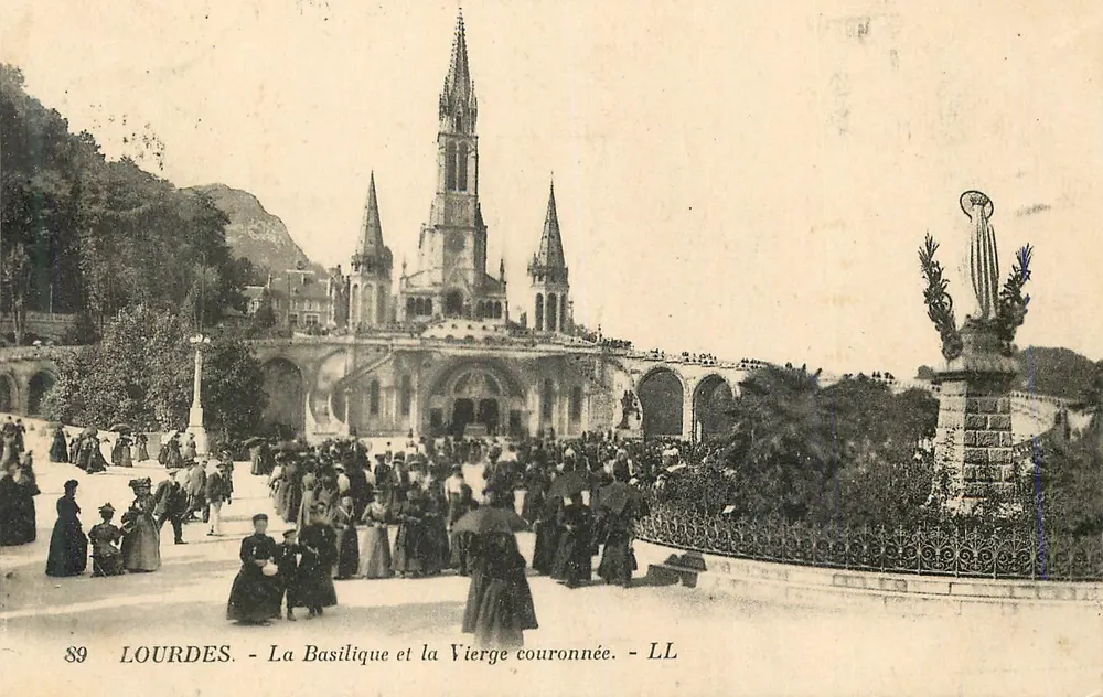 Lourdes - La Basilique et la Vierge couronnée - LL - Recto