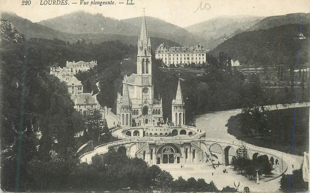 Lourdes — Vista aérea — LL - Frente