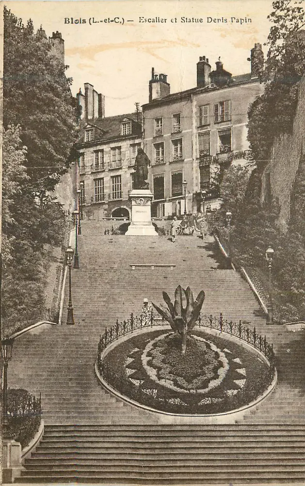 Blois (L.-et-C.) — Escalier et Statue Denis Papin - Recto