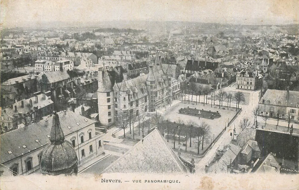 Nevers — Vista panorâmica — Staerck, Paris - Frente