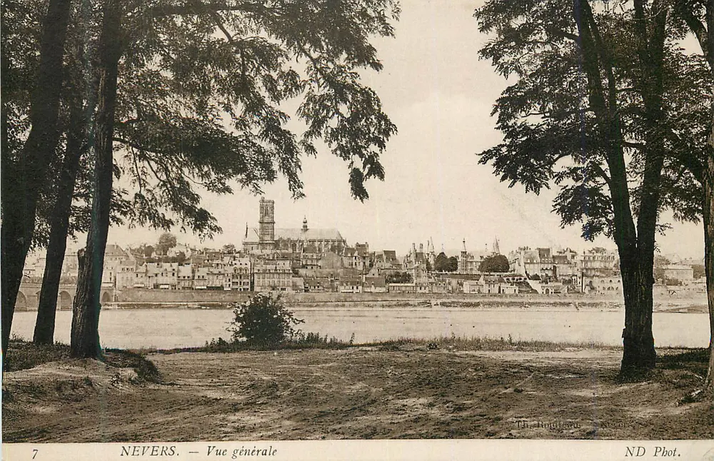 Nevers — Vista geral — Th. Rougier, ND Phot. - Frente