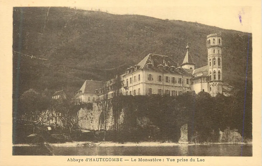 Abbaye d'HAUTECOMBE — Le Monastère : Vue prise du Lac - Recto