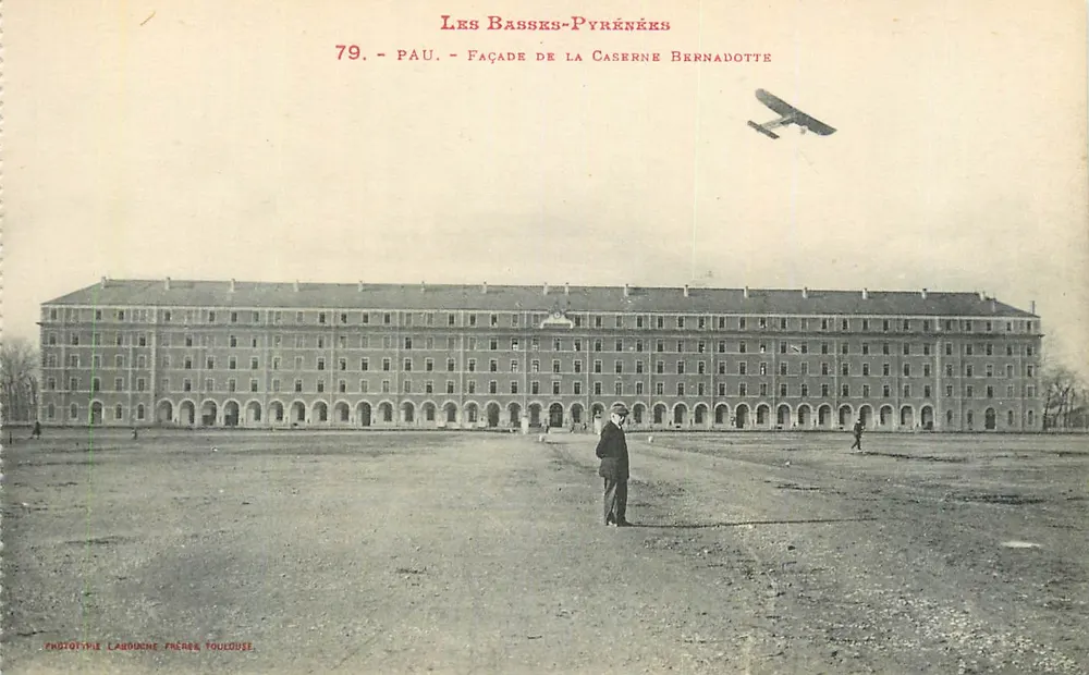 Pau — Façade de la Caserne Bernadotte — Les Basses-Pyrénées - Recto