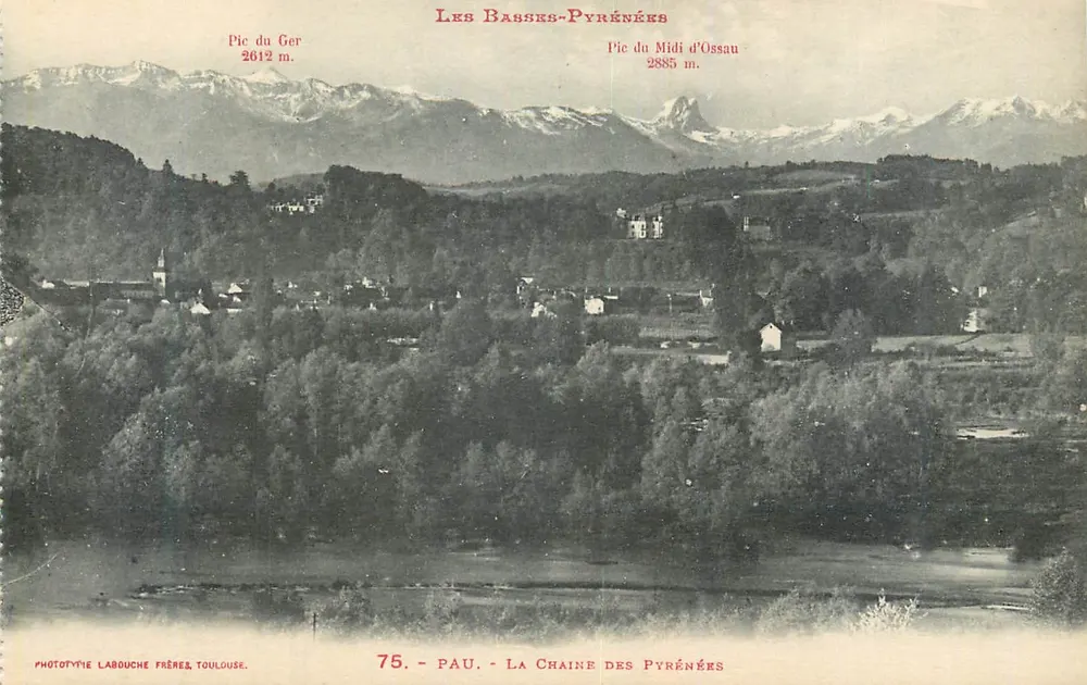 A Cadeia dos Pirineus — Pau — Vista panorâmica com os Picos do Ger e do Midi d'Ossau - Frente
