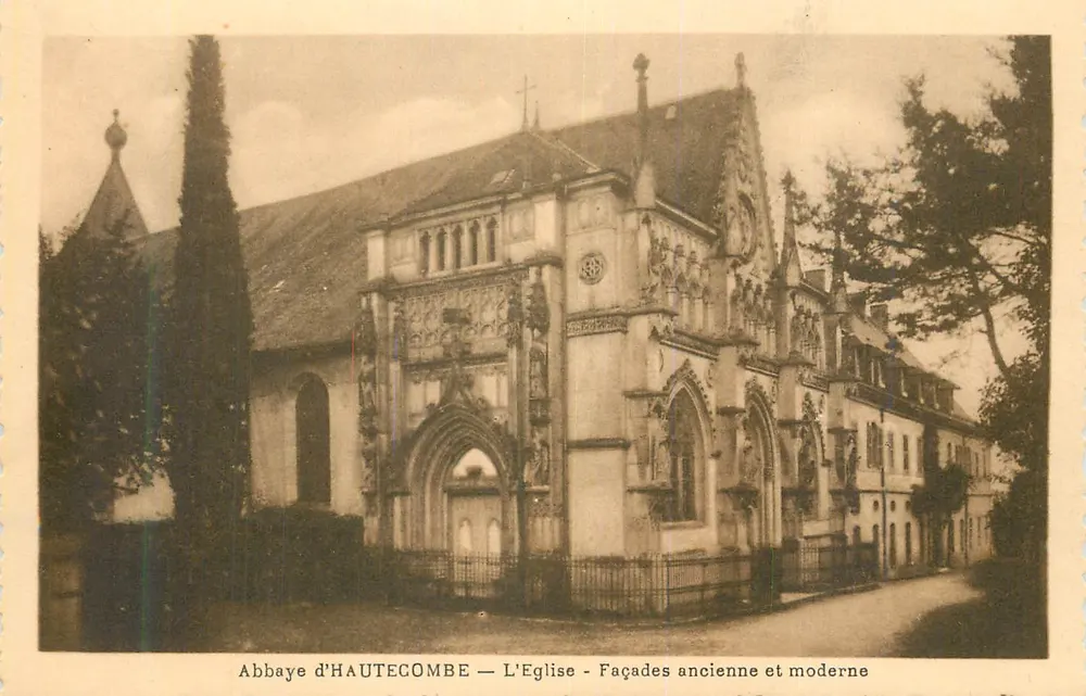 Abtei HAUTECOMBE — Die Kirche — Alte und moderne Fassaden - Vorderseite