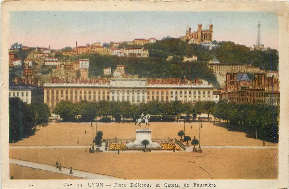 LYON — Place Bellecour et Coteau de Fourvière — CAP 44 - Recto