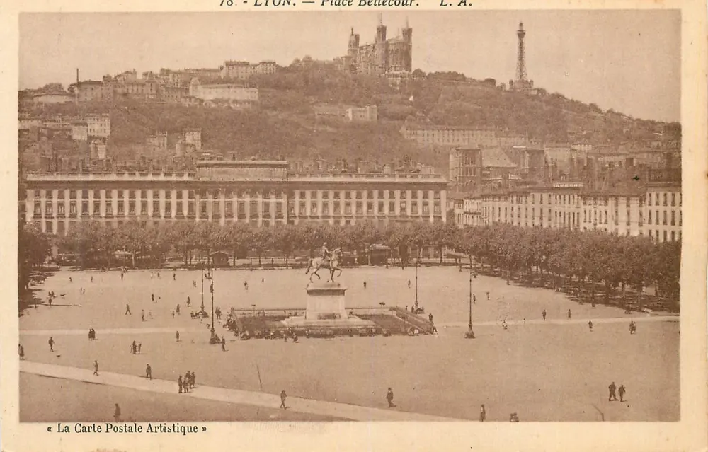 Lyon — Praça Bellecour — A Carte Postale Artistique, n°78 - Frente