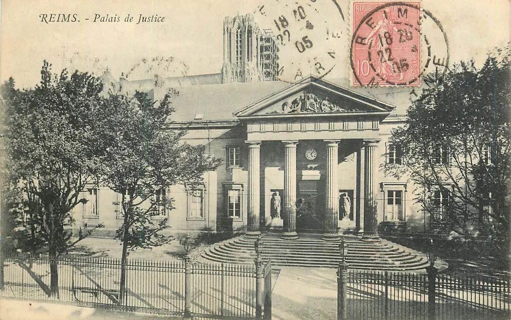 Reims - Palácio de Justiça — vista arquitetônica com edifício clássico e torre da catedral em segundo plano - Frente