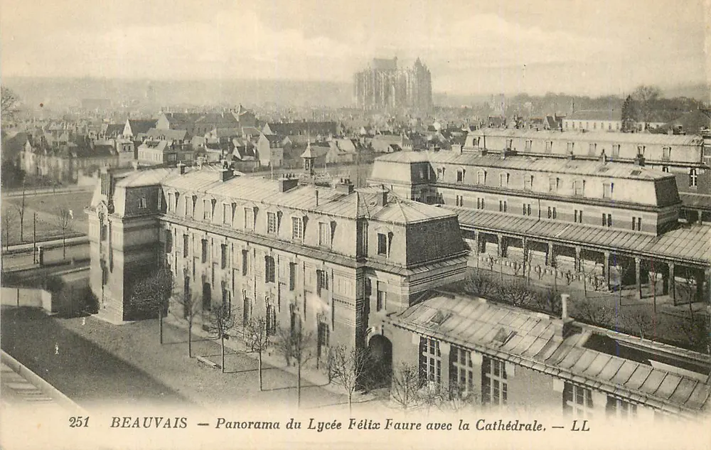 Beauvais — Panorama des Lycée Félix Faure mit der Kathedrale — LL - Vorderseite