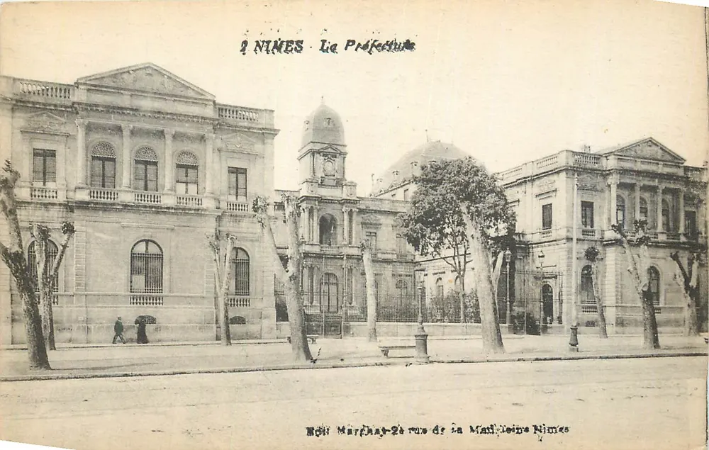 Nîmes - A Prefeitura — editor Marjat, rua da Madeleine, Nîmes - Frente
