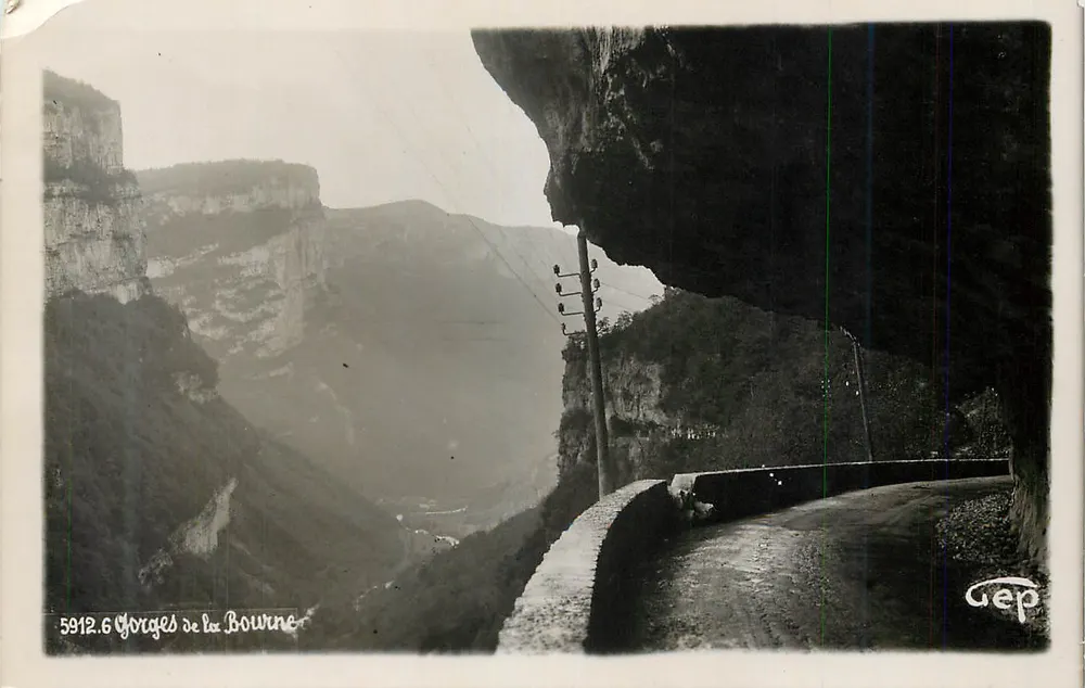 Gorges da Bourne — vista panorâmica com estrada e falésias — Gep - Frente