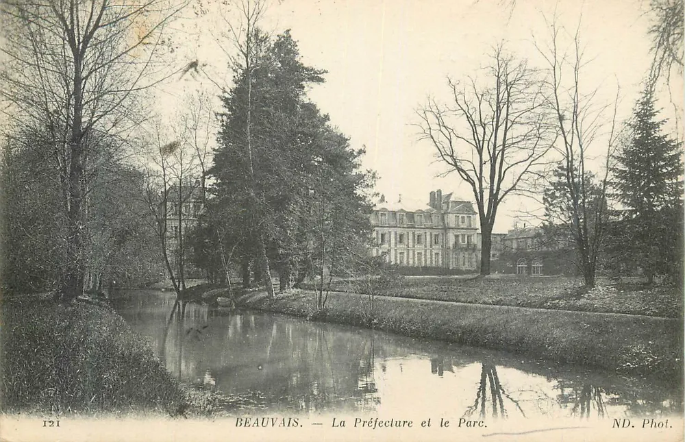 Beauvais — A Prefeitura e o Parque — ND. Fot. - Frente