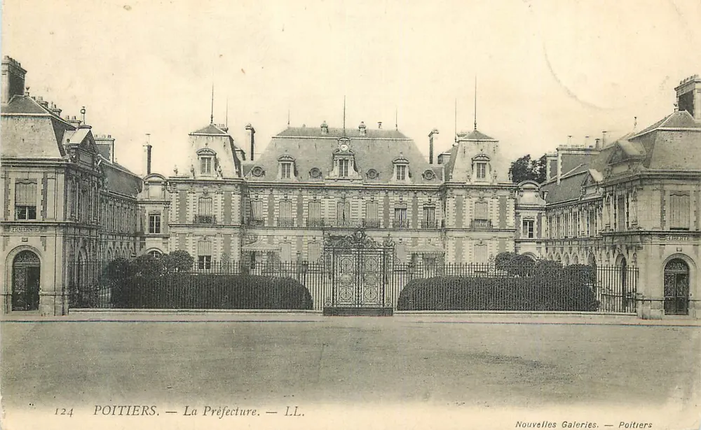Poitiers — A Prefeitura — LL. Novas Galerias — Poitiers - Frente