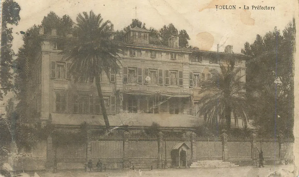 Toulon - A Prefeitura — vista do edifício com palmeiras — editor desconhecido - Frente