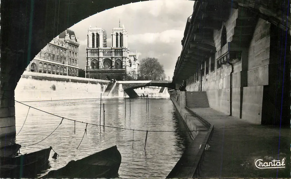 Nossa Senhora de Paris — vista sob um ponte — Chantal - Frente