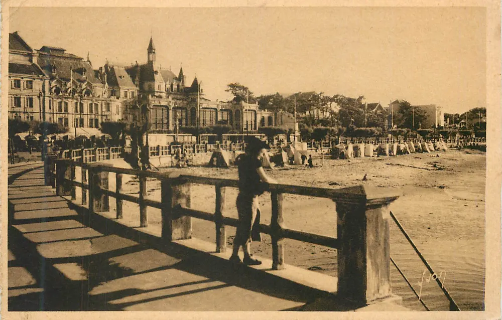 Arcachon (Gironde) — La plage et le casino — Éditions d'Art Yvon, Paris - Recto