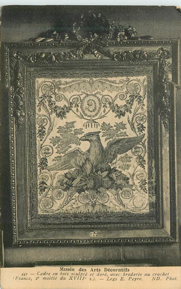 Cadre en bois sculpté et doré, avec broderie au crochet — Musée des Arts Décoratifs — Legs E. Peyre - Recto